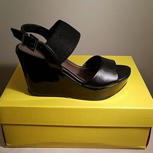 NWB Kenneth Cole Reaction patten wedge sandals